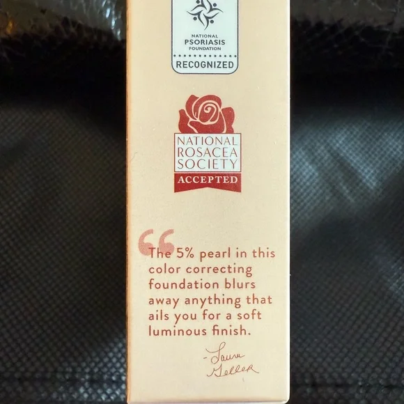 Laura Geller Baked Balance-N-Glow Illuminating Foundation - Fair    (New) - Picture 2 of 4